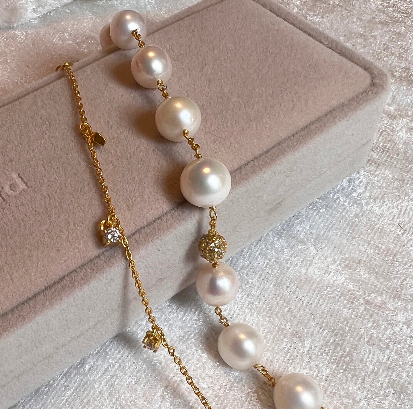 Glory armbånd  i 18 karat guldbelagt sølv med perler og topaser