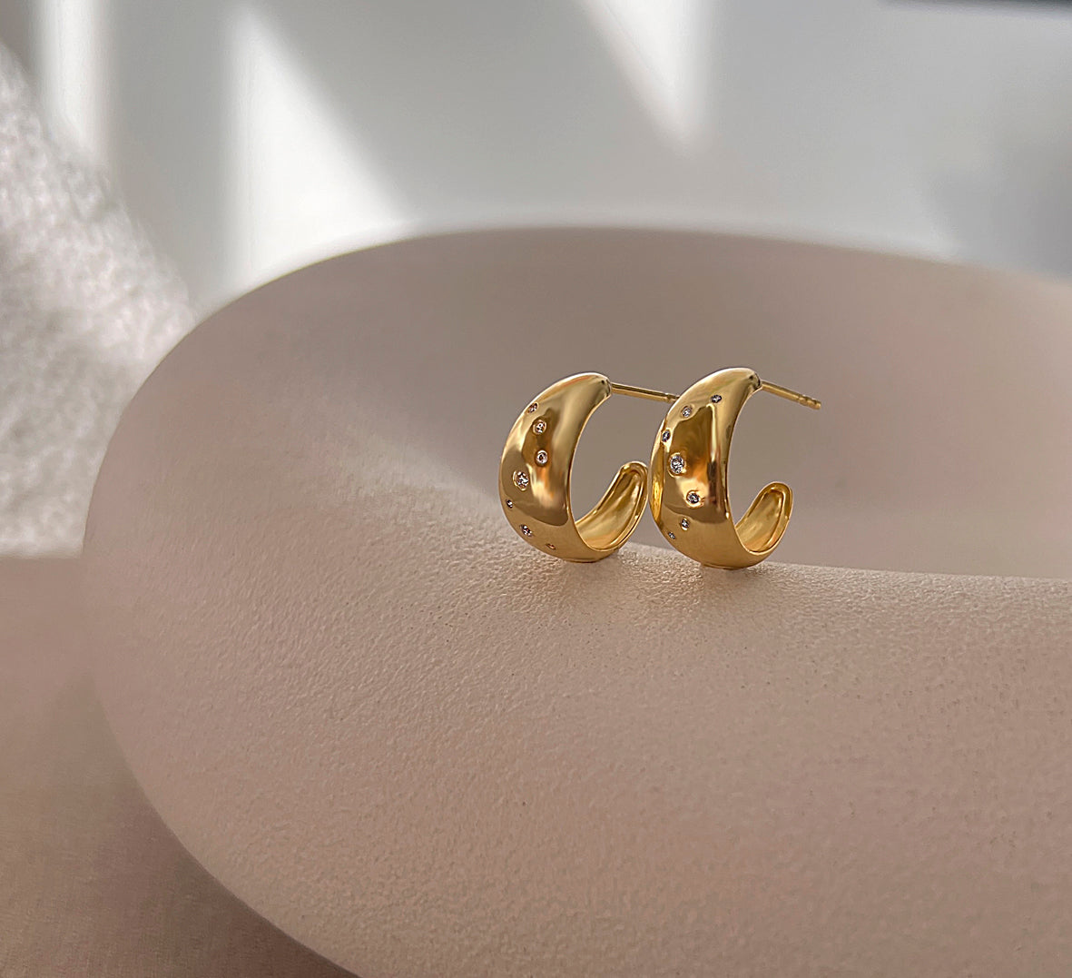 Classic øreringe i 18 karat guldbelagt sølv med zirkonia