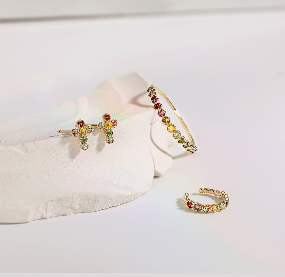 Fine ørestik i 14 kt guld med ædelstene