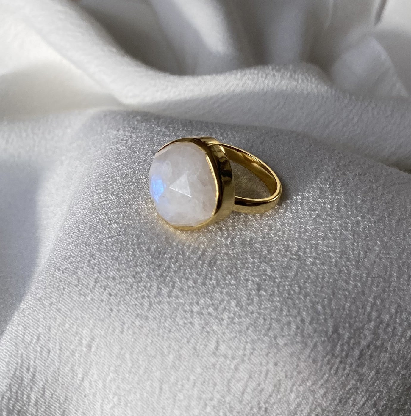 Rainbow ring i 18 karat guldbelagt sølv med regnbue månesten