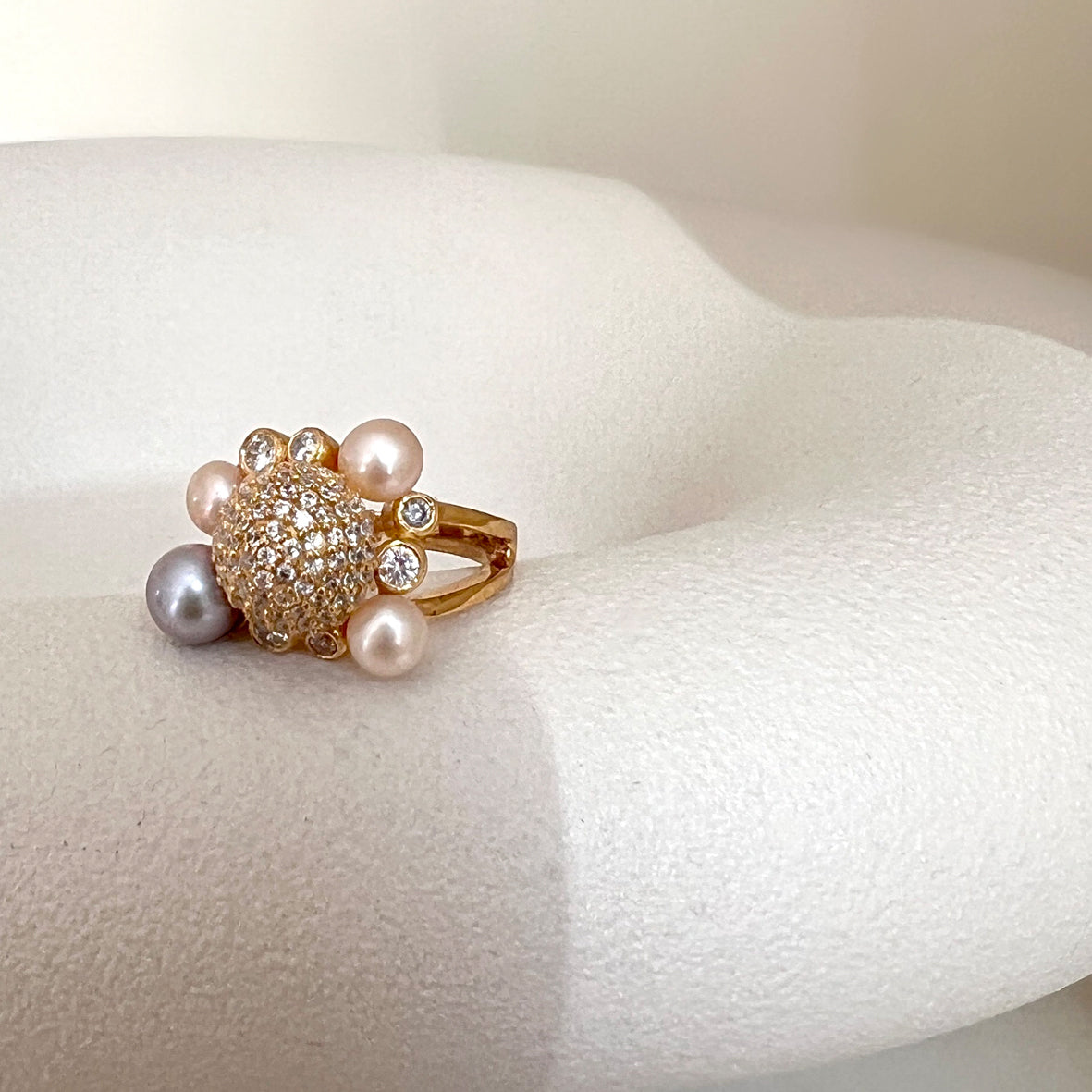 Precious ring i 18 karat guldbelagt sølv med ferskvandsperler og zirkonia.