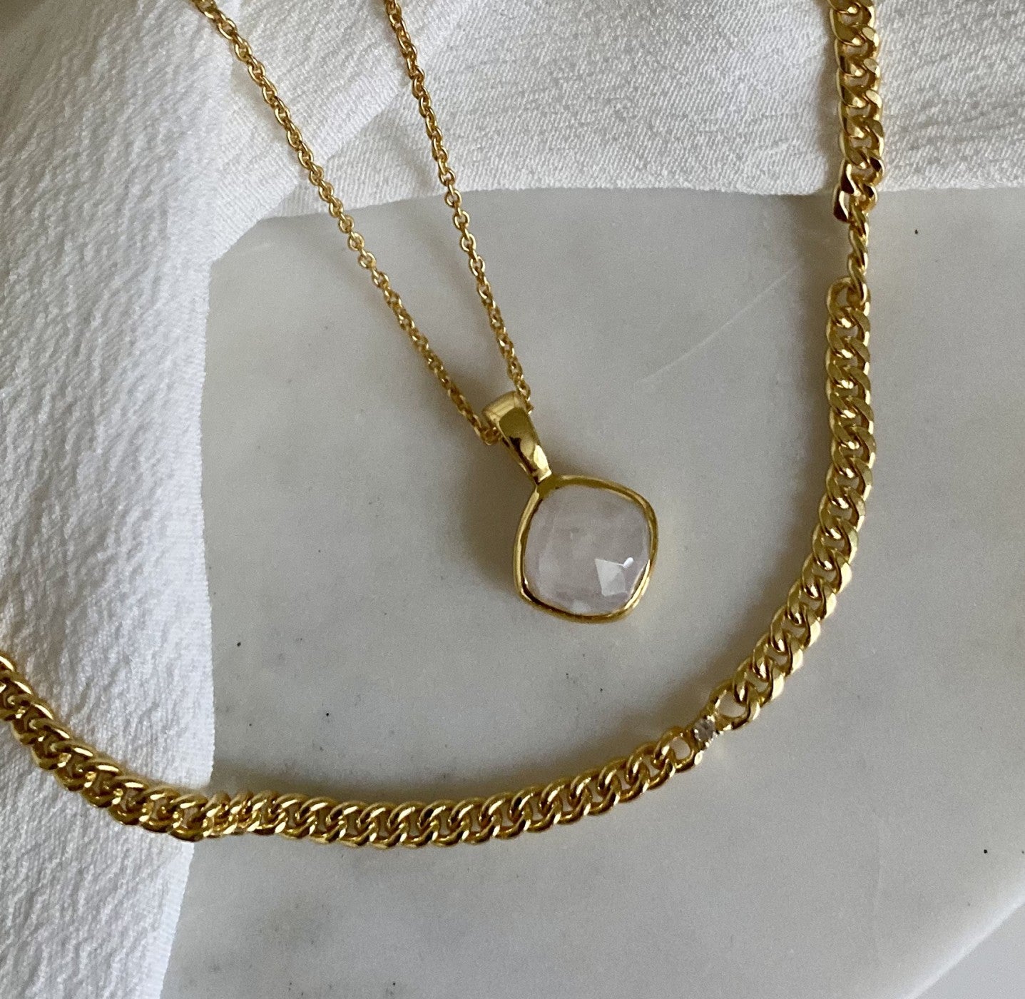 Rainbow halskæde i sølv med regnbue månesten