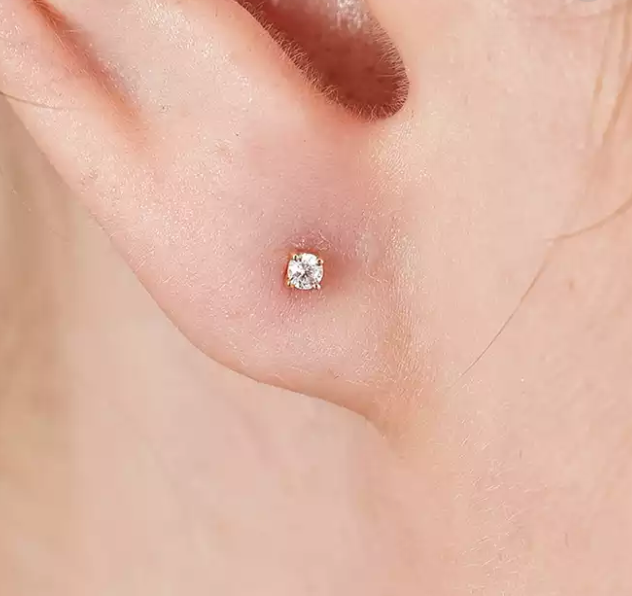 Fine ørestik i 14 kt guld med diamanter
