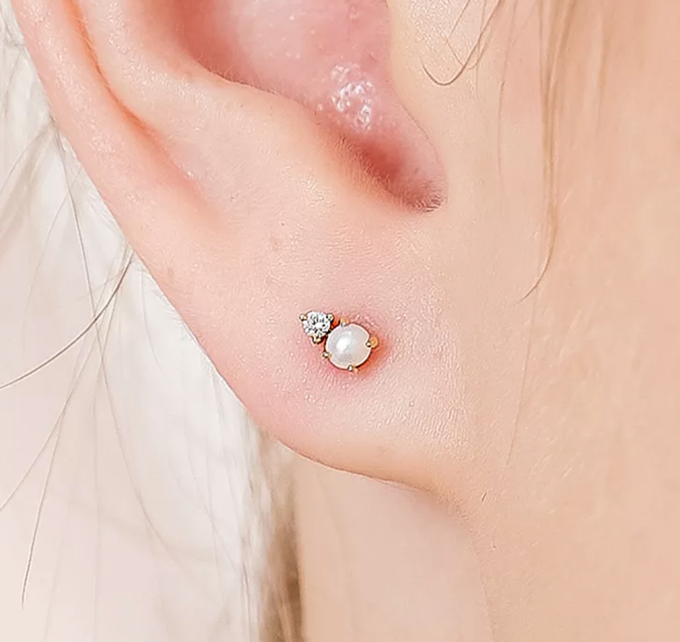 Fine ørestik i 14 kt guld med diamant og ferskvandsperle