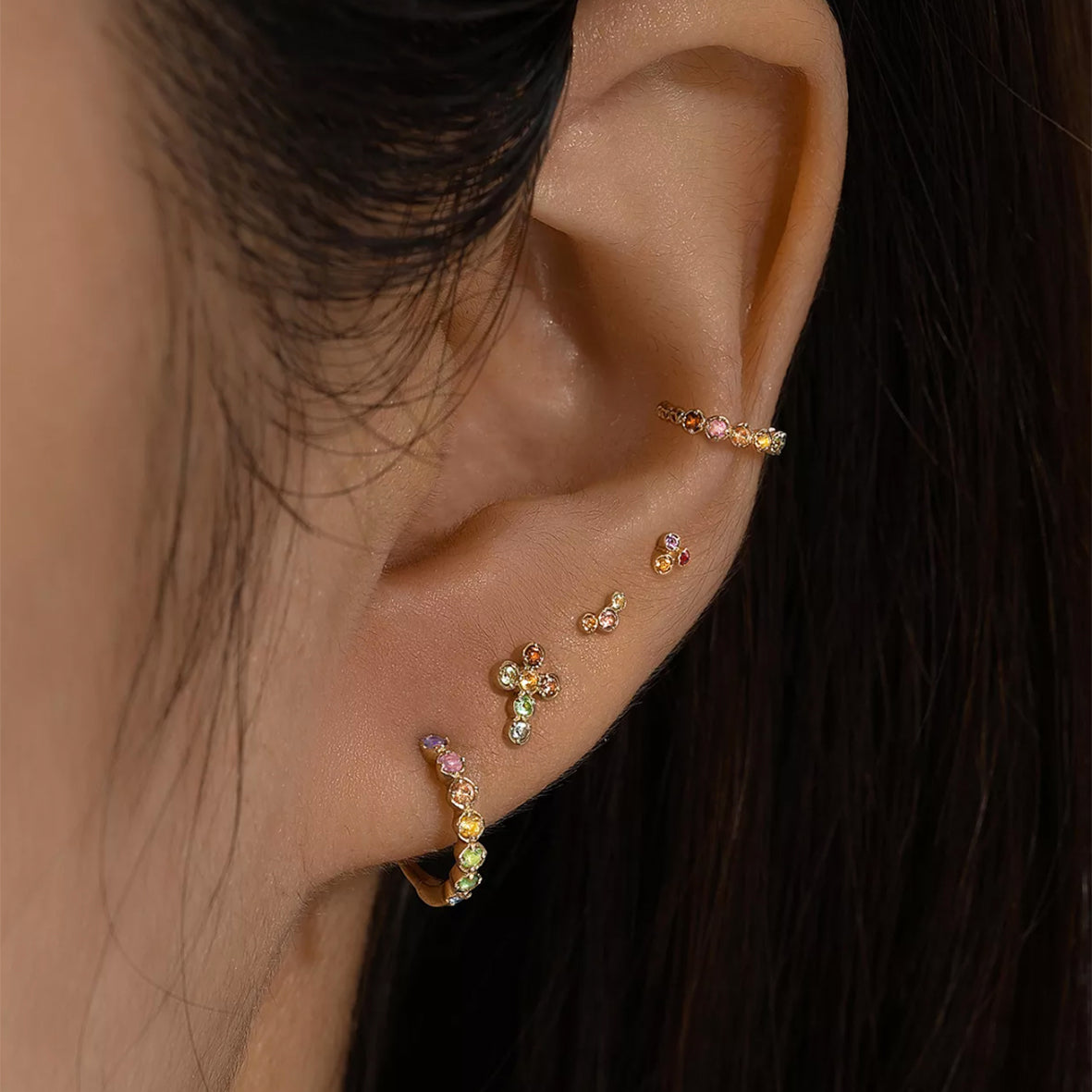 Fine cuff ørering i 14 kt guld med ædelstene