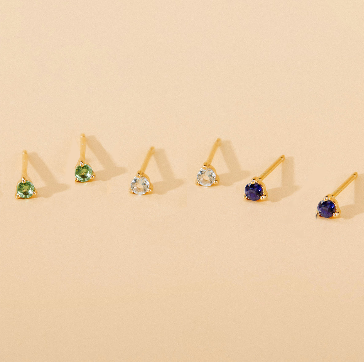 Fine ørestik i 14 kt guld med Aquamarin