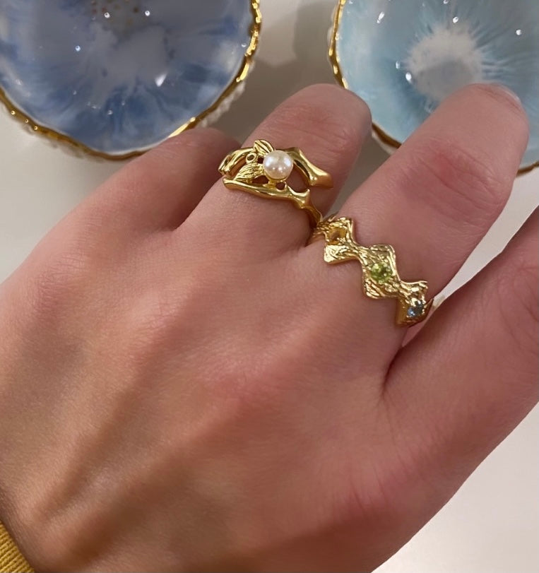 Fairytale ring i 18 karat guldbelagt sølv med ferskvandsperle og hvid topas